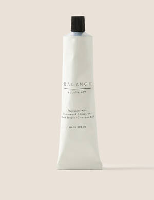 marksandspencer apothecary T224965M krem na ruce apothecary balance s vuni guajakoveho dreva a pelargonie a cerneho pepre a skorice 199Kc.jpg